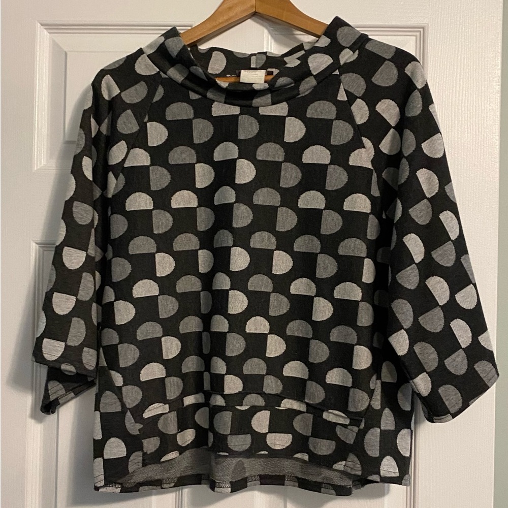 Fresh Monochrome Geometric Top